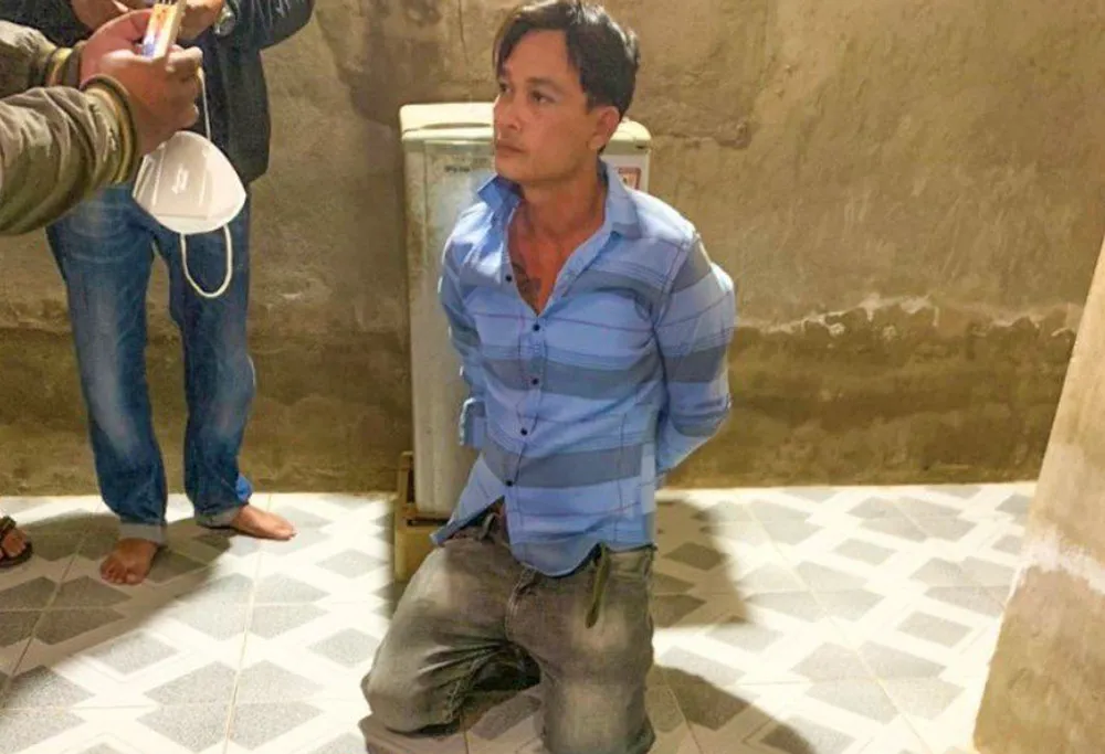 Nghi phạm Huỳnh Dũng Em bị bắt giữ. Ảnh: QUỐC AN Nghi phạm Huỳnh Dũng Em bị bắt giữ. Ảnh: QUỐC AN