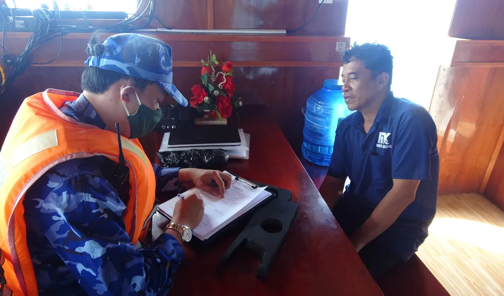 Lực lượng Bộ Tư lệnh Cảnh sát biển 4 lập biên bản tàu cá chở dầu không rõ nguồn gốc. Ảnh: CTV Lực lượng Bộ Tư lệnh Cảnh sát biển 4 lập biên bản tàu cá chở dầu không rõ nguồn gốc. Ảnh: CTV