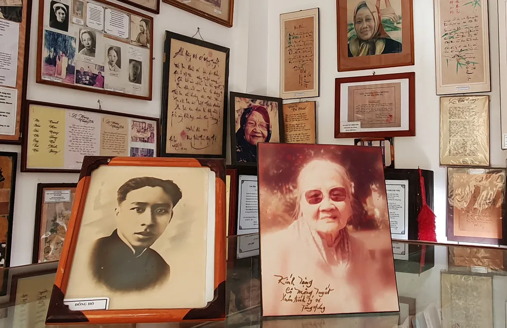 Bên trong nhà lưu niệm cố thi sĩ Đông Hồ và vợ là cố nữ sĩ Mộng Tuyết. Ảnh: QUỐC BÌNH. Bên trong nhà lưu niệm cố thi sĩ Đông Hồ và vợ là cố nữ sĩ Mộng Tuyết. Ảnh: QUỐC BÌNH.