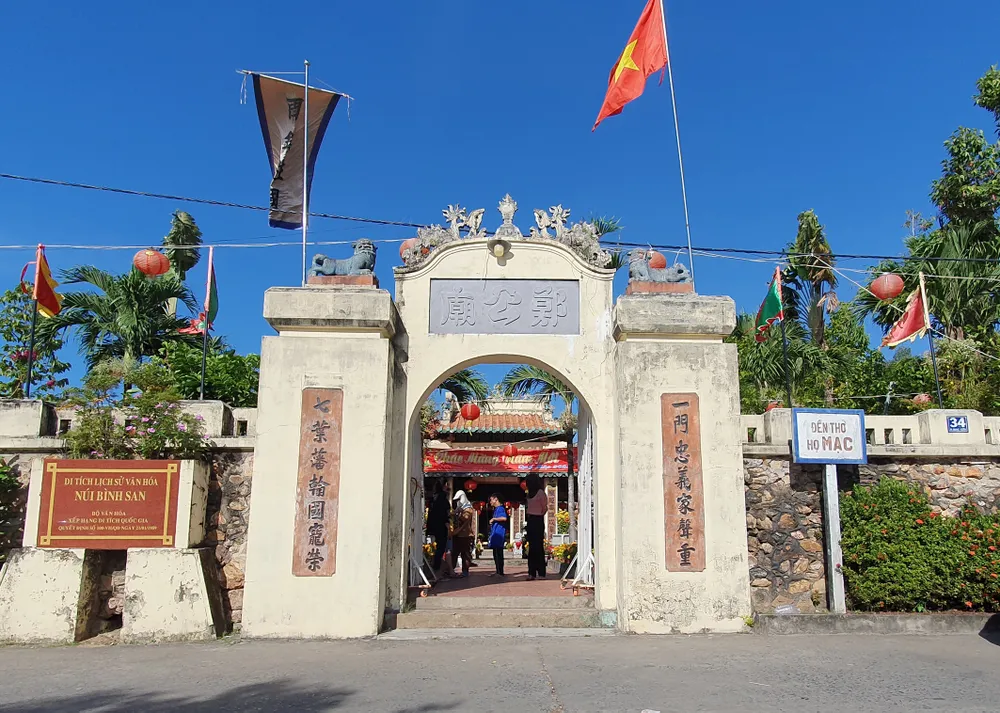 Khu di tích Đền thờ họ Mạc dưới chân núi Bình San (Hà Tiên) là điểm hành hương không thể thiếu. Ảnh: QUỐC BÌNH. Khu di tích Đền thờ họ Mạc dưới chân núi Bình San (Hà Tiên) là điểm hành hương không thể thiếu. Ảnh: QUỐC BÌNH.