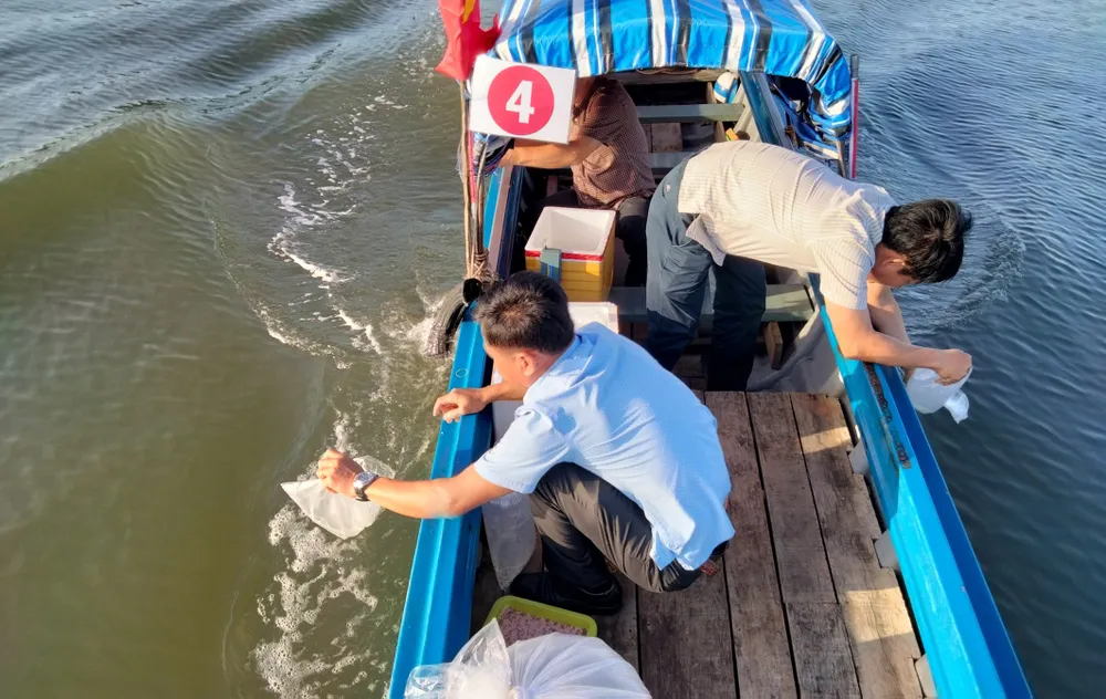 Thả con giống nhằm tuyên truyền cho người dân địa phương nâng cao ý thức giữ gìn, bảo vệ nguồn tài nguyên thiên nhiên của đầm Đông Hồ. Ảnh: QUỐC BÌNH. Thả con giống nhằm tuyên truyền cho người dân địa phương nâng cao ý thức giữ gìn, bảo vệ nguồn tài nguyên thiên nhiên của đầm Đông Hồ. Ảnh: QUỐC BÌNH.