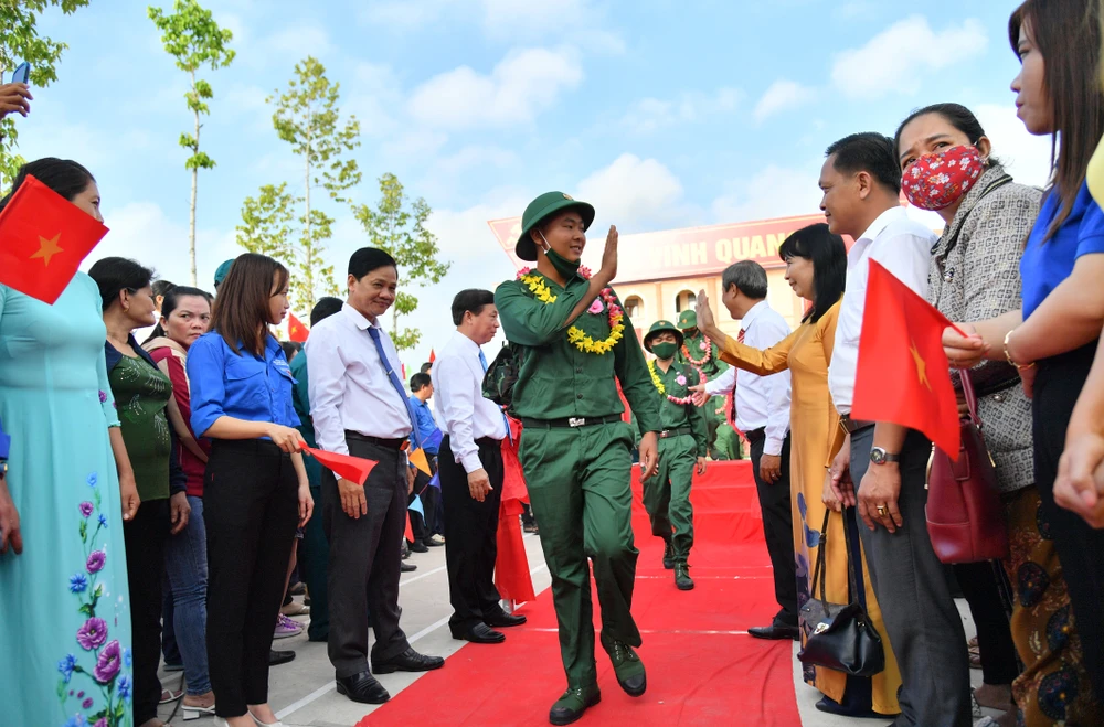 Thanh niên nhập ngũ. Ảnh: QUỐC BÌNH