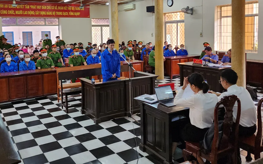 Phiên toàn xét xử vụ án buôn lậu do Mười Tường cầm đầu tạm hoãn, trả hồ sơ điều tra bổ sung. Ảnh: CTV. Phiên toàn xét xử vụ án buôn lậu do Mười Tường cầm đầu tạm hoãn, trả hồ sơ điều tra bổ sung. Ảnh: CTV.