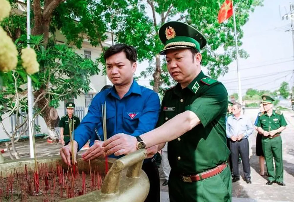 Bí thư Trung ương Đoàn cùng lãnh đạo Bộ Tư lệnh Bộ đội Biên phòng dâng hương tưởng niệm anh hùng liệt sĩ hy sinh trong chiến tranh biên giới Tây Nam 1977-1979. Ảnh: CTV.