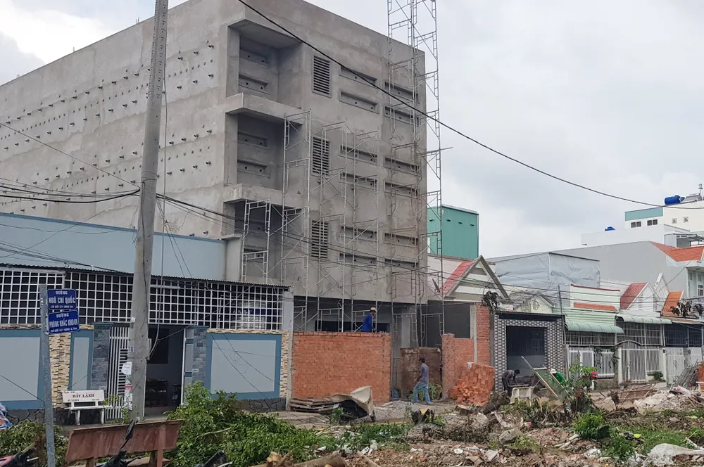 Nhà nuôi chim yến xây dựng ngay trong khu dân cư ở trung tâm TP Rạch Giá (tỉnh Kiên Giang). Ảnh: QUỐC BÌNH. Nhà nuôi chim yến xây dựng ngay trong khu dân cư ở trung tâm TP Rạch Giá (tỉnh Kiên Giang). Ảnh: QUỐC BÌNH.