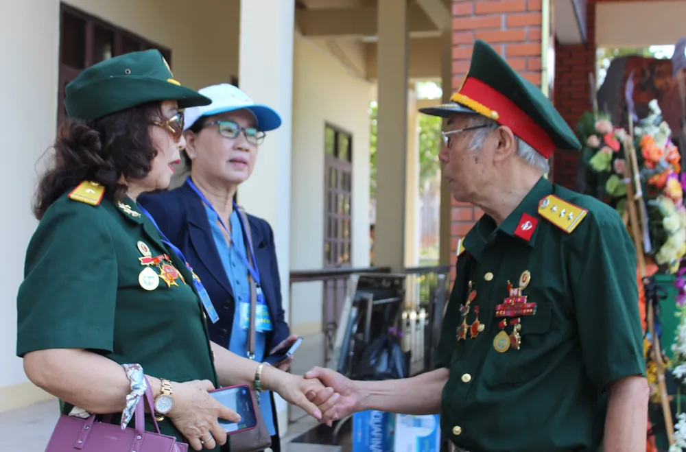 Cựu tù binh Trại giam Cộng sản Việt Nam/Phú Quốc ân cần thăm hỏi đồng đội. Ảnh: QUỐC BÌNH Cựu tù binh Trại giam Cộng sản Việt Nam/Phú Quốc ân cần thăm hỏi đồng đội. Ảnh: QUỐC BÌNH