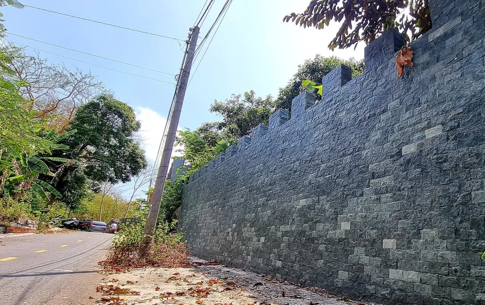 Hàng rào xây bằng đá kiên cố như tường thành của một trong số ba biệt thự trái phép. Ảnh: CTV Hàng rào xây bằng đá kiên cố như tường thành của một trong số ba biệt thự trái phép. Ảnh: CTV