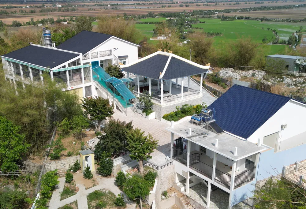 Nhà bốc thuốc từ thiện “hô biến” thành khu biệt thự hoành tráng. Ảnh: CTV Nhà bốc thuốc từ thiện “hô biến” thành khu biệt thự hoành tráng. Ảnh: CTV