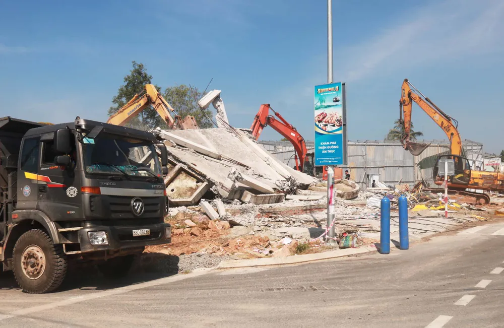 Cưỡng chế tháo dỡ công trình khách sạn xây dựng trái phép ở xã Dương Tơ. Ảnh: QUỐC BÌNH