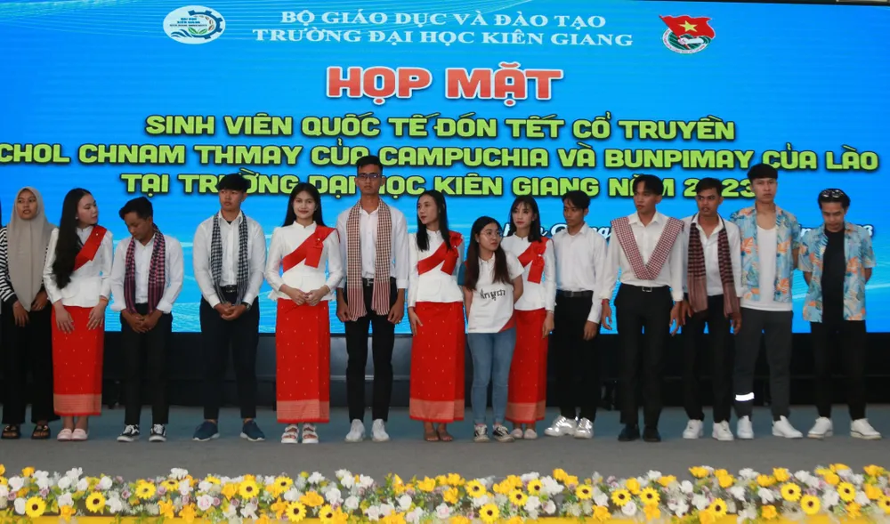 Sinh viên 3 nước Lào, Campuchia, Indonesia cùng biểu diễn văn nghệ mừng Tết cổ truyền Bunpimay và Chôl Chnăm Thmây. Ảnh: QUỐC BÌNH