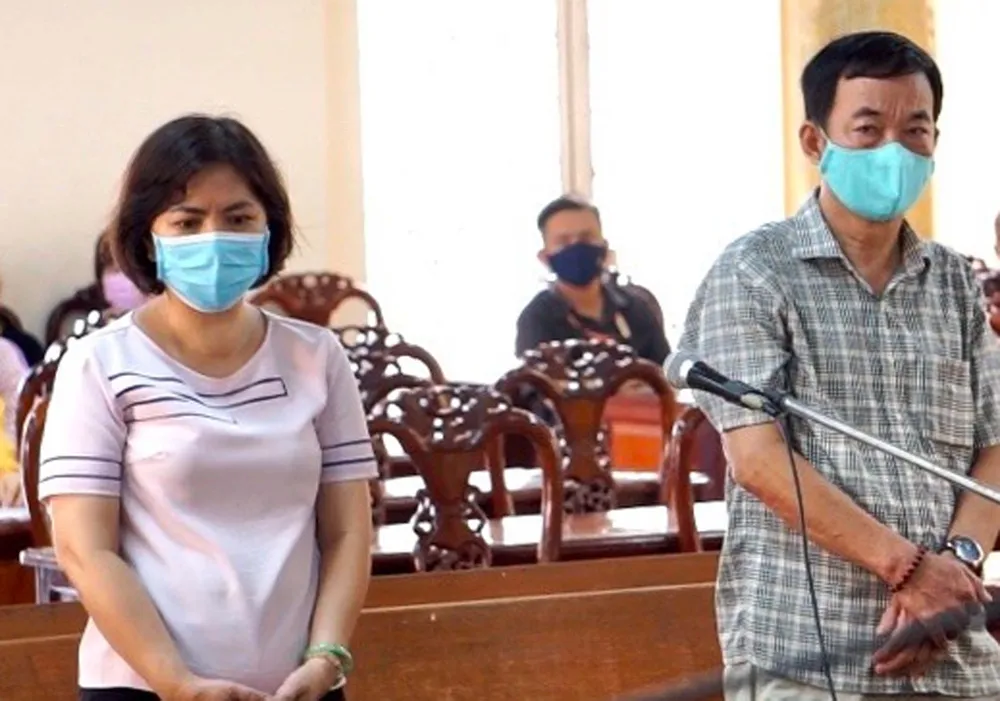 Hai bị cáo Quang (bên phải) và Tú tại tòa. Ảnh: CTV