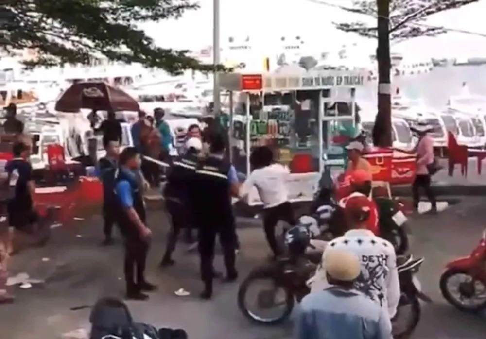 Vũ Mạnh Cường (áo trắng) là võ sư, hung hăng tham gia đánh người. Ảnh cắt từ clip