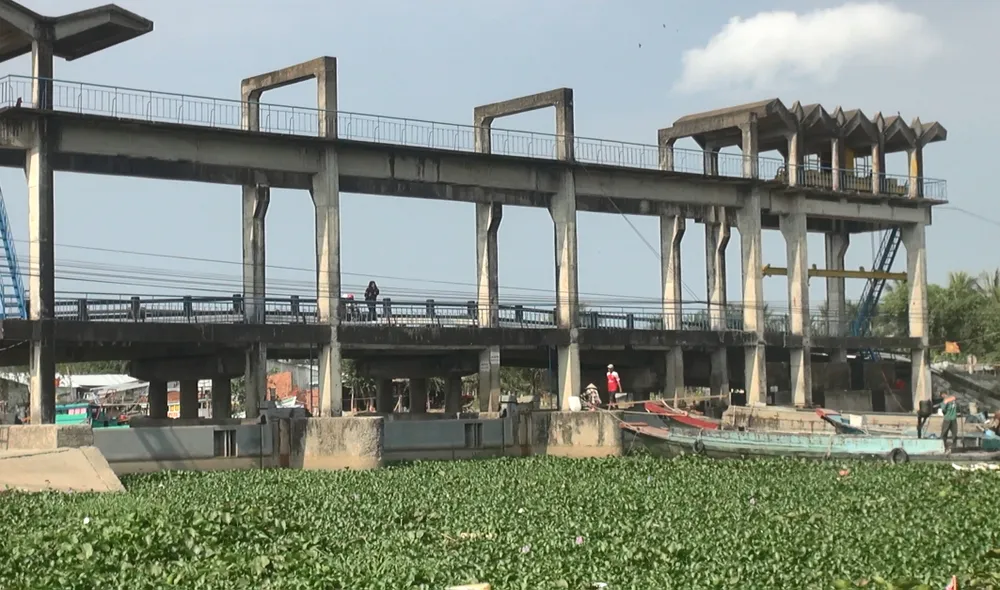 Công trình kiểm soát mặn ven biển Tây thuộc tỉnh Kiên Giang. Ảnh: QUỐC BÌNH Công trình kiểm soát mặn ven biển Tây thuộc tỉnh Kiên Giang. Ảnh: QUỐC BÌNH