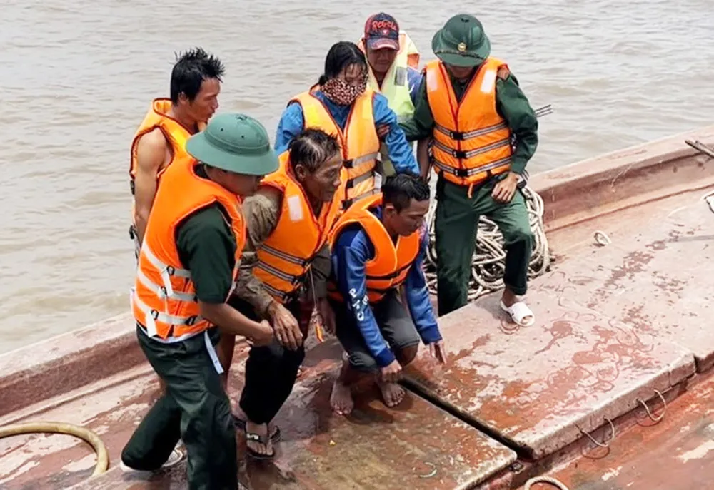 Cả 4 người đi trên sà lan được đưa vào bờ an toàn bằng tàu cá của ngư dân ở Vàm Kim Quy, huyện An Minh. Ảnh: CTV