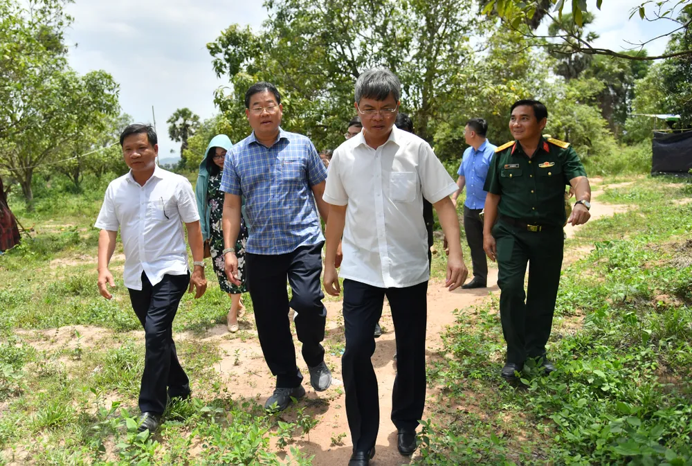 Lãnh đạo tỉnh Kiên Giang thăm nơi đóng quân của Đội K92. Ảnh: QUỐC BÌNH