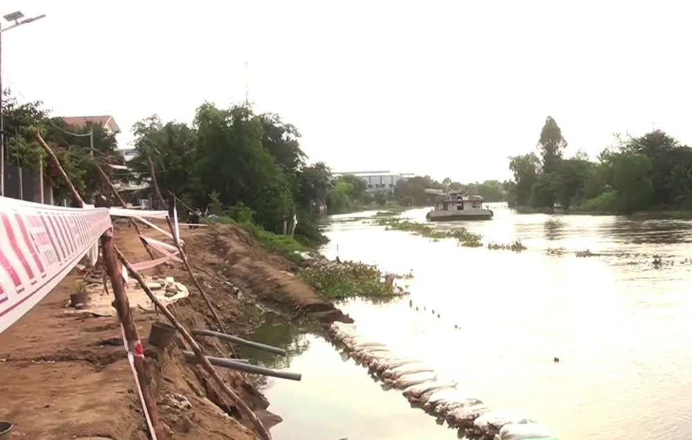 Tuyến sạt lở bờ kênh Rạch Giá – Long Xuyên, đoạn qua thị trấn Phú Hòa, huyện Thoại Sơn, An Giang. Ảnh: CTV Tuyến sạt lở bờ kênh Rạch Giá – Long Xuyên, đoạn qua thị trấn Phú Hòa, huyện Thoại Sơn, An Giang. Ảnh: CTV