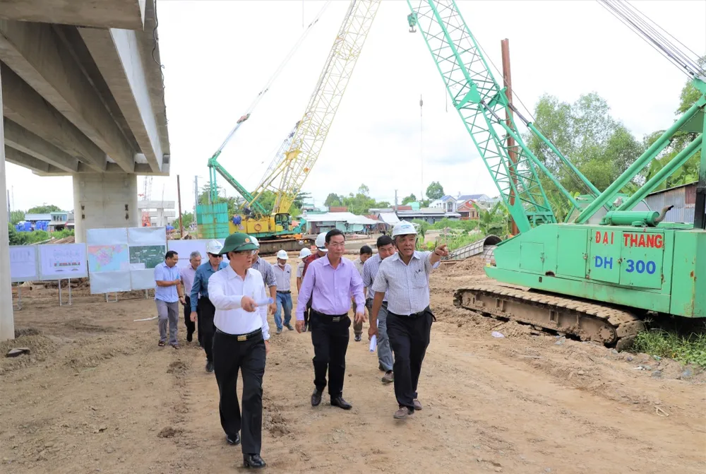 Bí thư Tỉnh ủy An Giang trực tiếp kiểm tra thực địa công trường. Ảnh: CTV Bí thư Tỉnh ủy An Giang trực tiếp kiểm tra thực địa công trường. Ảnh: CTV