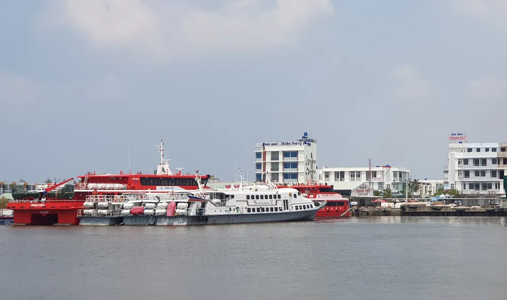 Tàu khách neo đậu tại cảng hành khách Rạch Giá. Ảnh: QUỐC BÌNH Tàu khách neo đậu tại cảng hành khách Rạch Giá. Ảnh: QUỐC BÌNH