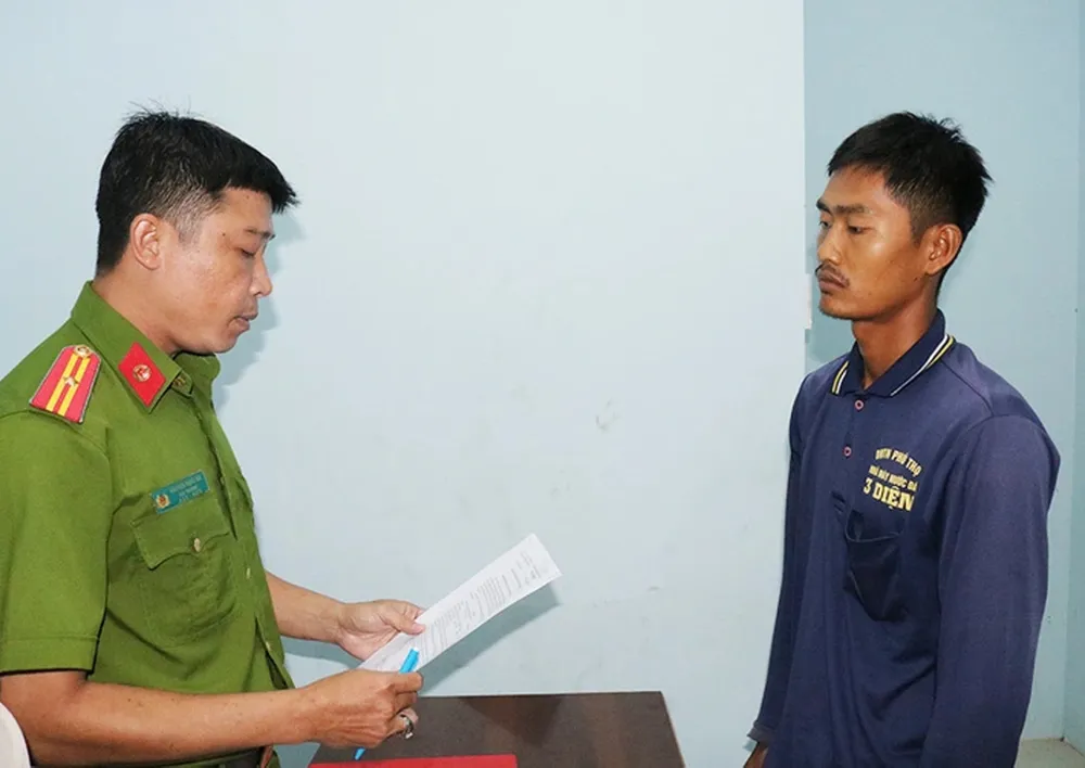 Công an thị xã Tịnh Biên đọc lệnh bắt giữ người trong trường hợp khẩn cấp đối với Trần Thanh Hòa. Ảnh: CTV