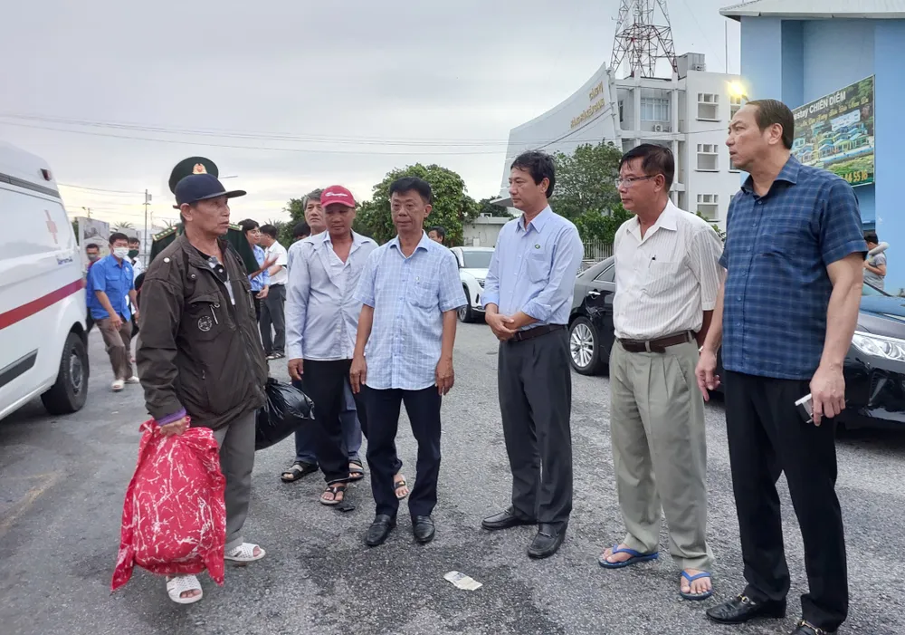 Chủ tịch UBND tỉnh Kiên Giang Lâm Minh Thành (bìa phải) ra bến tàu đón du khách bị thương đưa vào bệnh viện cấp cứu. Ảnh: CTV Chủ tịch UBND tỉnh Kiên Giang Lâm Minh Thành (bìa phải) ra bến tàu đón du khách bị thương đưa vào bệnh viện cấp cứu. Ảnh: CTV