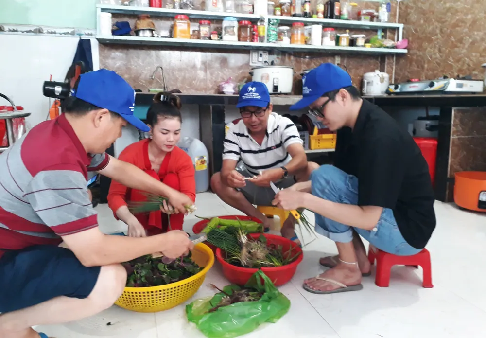 Du khách chế biến bữa ăn trong lúc bị kẹt lại đảo Hòn Sơn (xã An Sơn, huyện Kiên Hải, tỉnh Kiên Giang). Ảnh: CTV Du khách chế biến bữa ăn trong lúc bị kẹt lại đảo Hòn Sơn (xã An Sơn, huyện Kiên Hải, tỉnh Kiên Giang). Ảnh: CTV