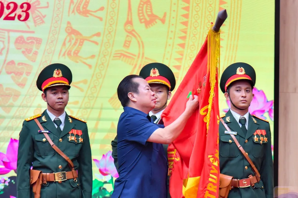 Thừa ủy quyền Chủ tịch nước, Phó Bí thư Thường trực Tỉnh ủy Kiên Giang trao tặng Huân chương Bảo vệ Tổ quốc hạng Ba cho tỉnh Kiên Giang. Ảnh: QUỐC BÌNH Thừa ủy quyền Chủ tịch nước, Phó Bí thư Thường trực Tỉnh ủy Kiên Giang trao tặng Huân chương Bảo vệ Tổ quốc hạng Ba cho tỉnh Kiên Giang. Ảnh: QUỐC BÌNH