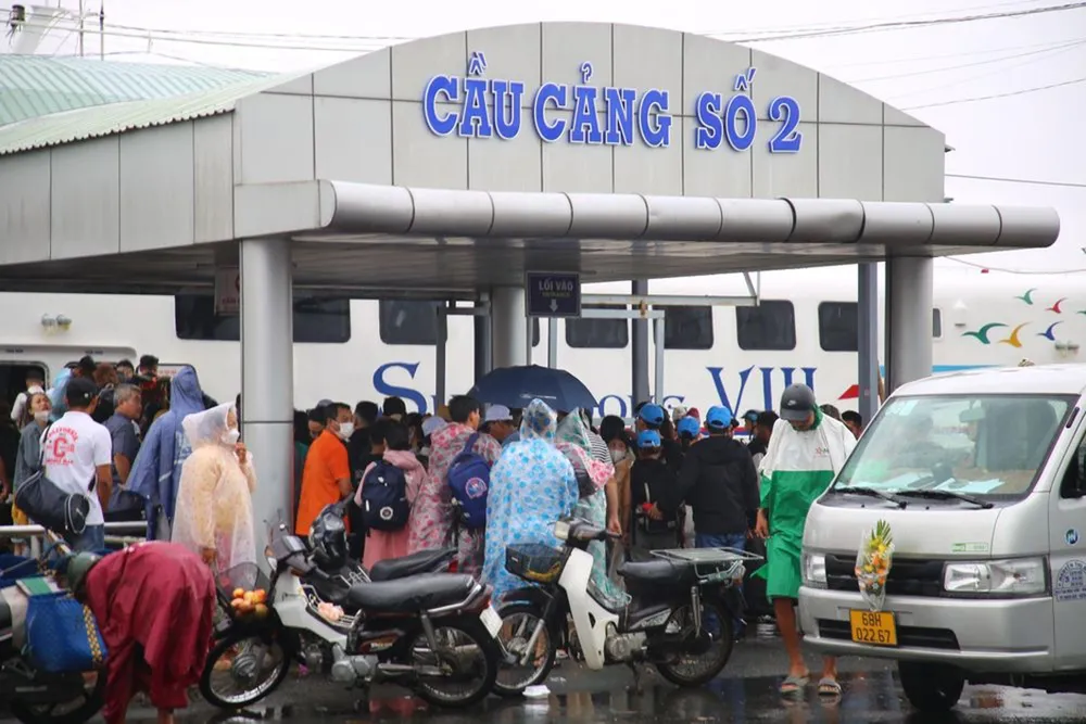 Rất đông hành khách kẹt lại bến tàu khi bất ngờ nhận thông tin tàu từ Rạch Giá, Hà Tiên đi Phú Quốc, Nam Du tạm dừng chạy. Ảnh: N.H Rất đông hành khách kẹt lại bến tàu khi bất ngờ nhận thông tin tàu từ Rạch Giá, Hà Tiên đi Phú Quốc, Nam Du tạm dừng chạy. Ảnh: N.H