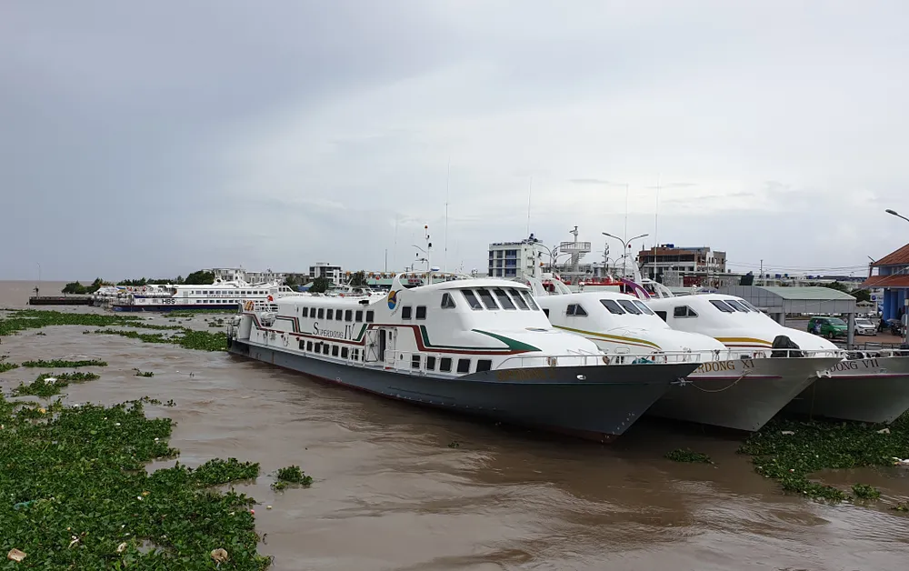 Hiện còn khoảng 11.800 du khách kẹt lại các đảo do tàu cao tốc tạm dừng hoạt động. Ảnh: CTV Hiện còn khoảng 11.800 du khách kẹt lại các đảo do tàu cao tốc tạm dừng hoạt động. Ảnh: CTV