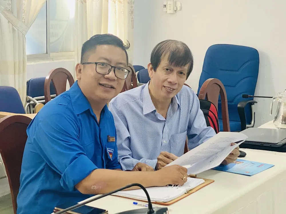 Phó Tổng Biên tập Báo SGGP Nguyễn Khắc Văn và Phó Bí thư Thành đoàn TP Cần Thơ Trần Việt Tuấn trao đổi về việc đẩy mạnh Cuộc thi “Tỏa sáng giá trị Việt”, giai đoạn 2023-2025, tại các tỉnh ĐBSCL