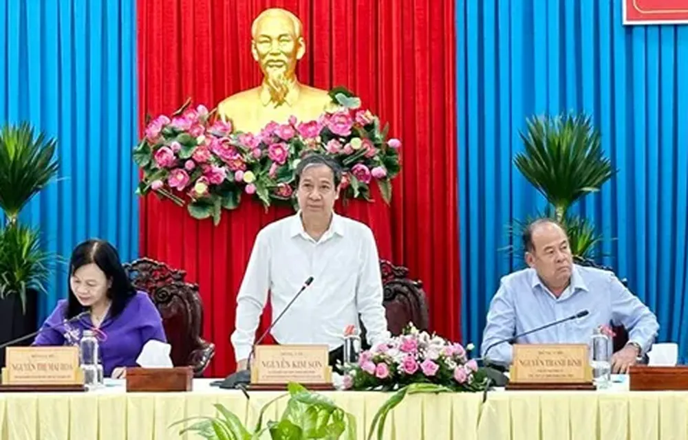 Bộ trưởng Bộ GD-ĐT Nguyễn Kim Sơn phát biểu tại buổi làm việc với tỉnh An Giang. Ảnh: QUỐC BÌNH Bộ trưởng Bộ GD-ĐT Nguyễn Kim Sơn phát biểu tại buổi làm việc với tỉnh An Giang. Ảnh: QUỐC BÌNH
