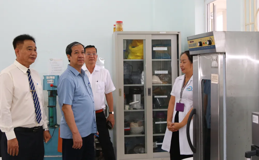 Bộ trưởng Nguyễn Kim Sơn thăm Trường Đại học Kiên Giang. Ảnh: QUỐC BÌNH Bộ trưởng Nguyễn Kim Sơn thăm Trường Đại học Kiên Giang. Ảnh: QUỐC BÌNH