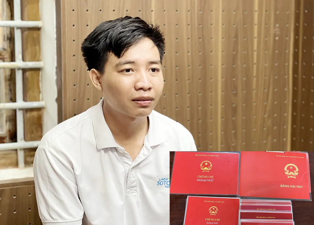 Bùi Ngô Minh Khôi cùng tang vật (ảnh nhỏ) tại cơ quan điều tra. Ảnh: T.TẦM Bùi Ngô Minh Khôi cùng tang vật (ảnh nhỏ) tại cơ quan điều tra. Ảnh: T.TẦM