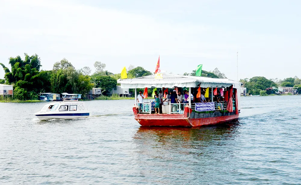 Du thuyền chở khách tham quan khu vực hồ Búng Bình Thiên. Ảnh: CTV