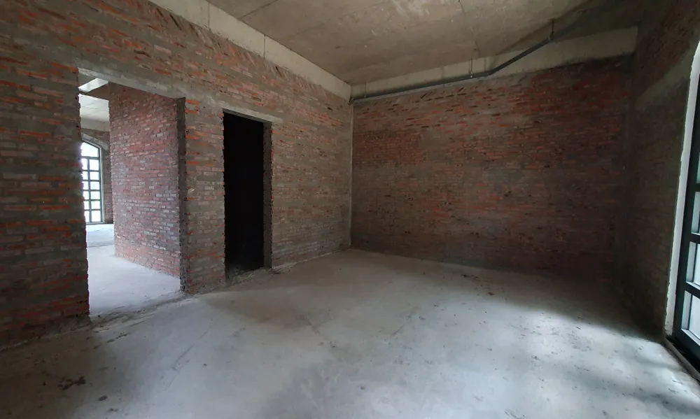 Bên trong 1 căn biệt thự hướng thẳng ra biển chưa hoàn thiện bị bỏ hoang nhiều năm bốc mùi rất khó chịu. Ảnh: QUỐC BÌNH