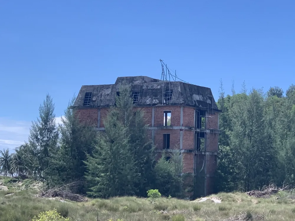 Một công trình xây dựng dở dang nhiều năm qua ở khu Bãi Trường giống như nhà hoang. Ảnh: QUỐC BÌNH