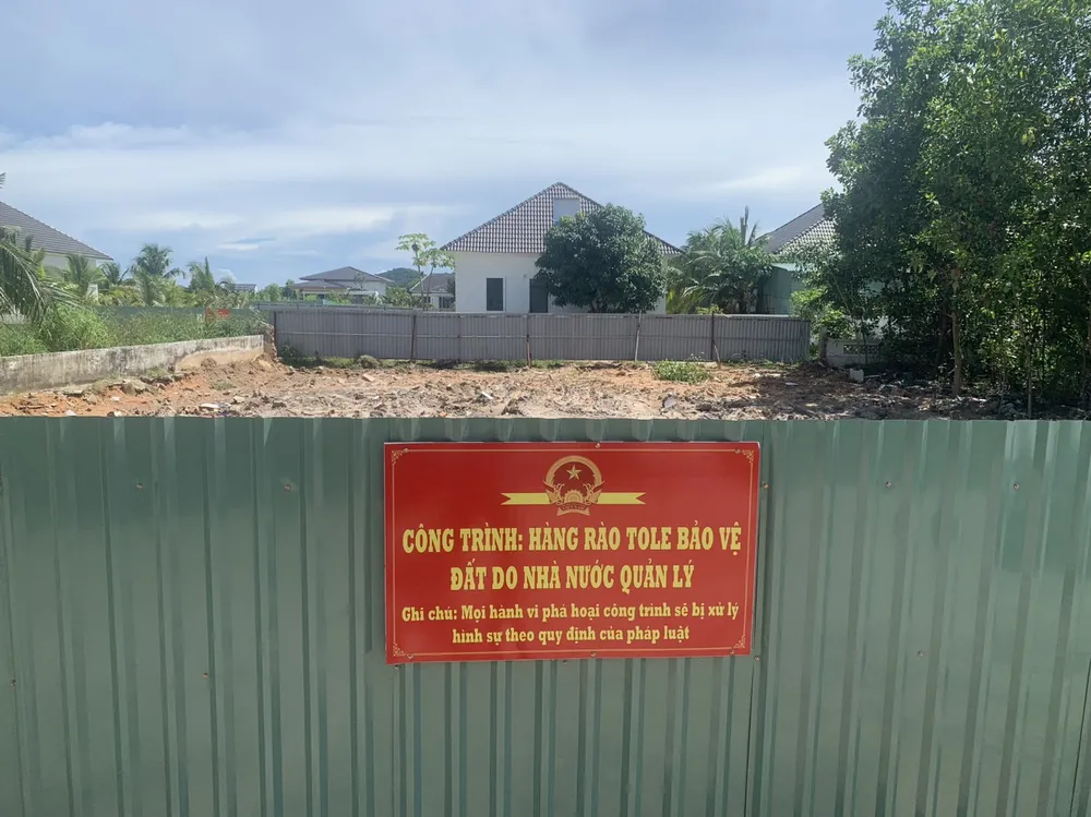 Một khu đất do Nhà nước quản lý, nhưng người dân vào chiếm xây biệt thự, tồn tại nhiều năm vừa bị chính quyền địa phương xử lý và gắn biển cảnh báo. Ảnh: QUỐC BÌNH