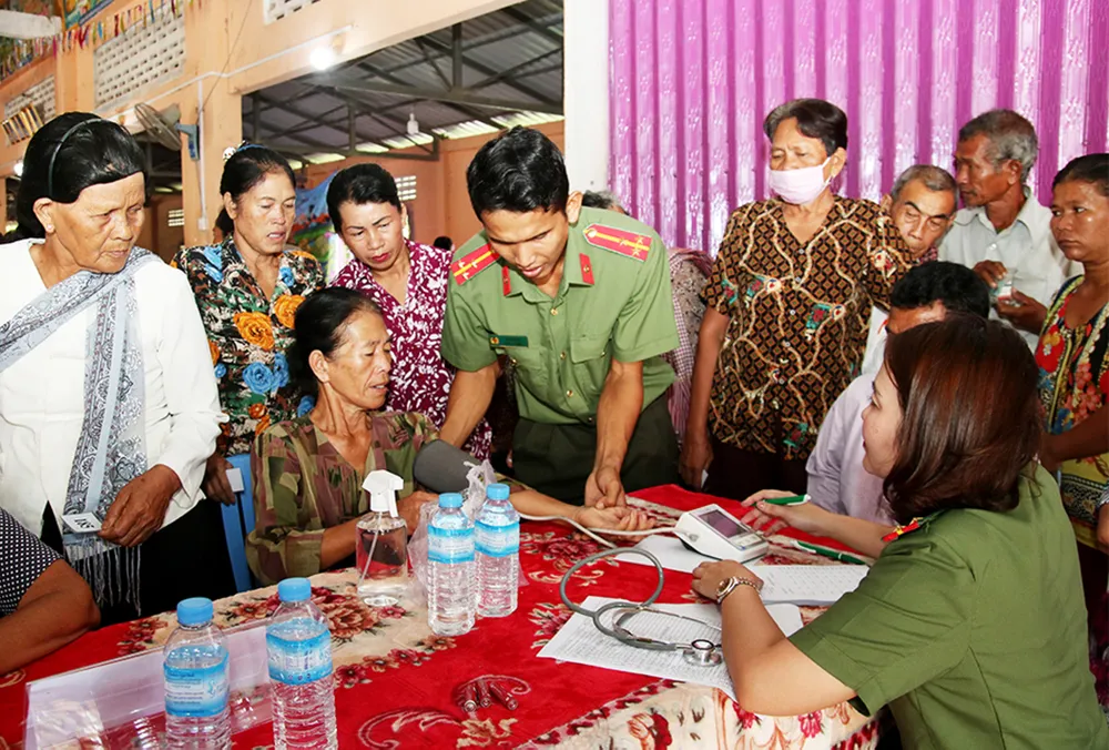 Công an tỉnh An Giang ân cần khám bệnh cho người dân nước bạn Campuchia. Ảnh: T.TẦM Công an tỉnh An Giang ân cần khám bệnh cho người dân nước bạn Campuchia. Ảnh: T.TẦM