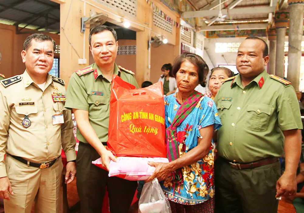 Ngoài khám bệnh, phát thuốc miễn phí, Công an tỉnh An Giang còn tặng quà cho người dân có hoàn cảnh khó khăn của nước bạn Campuchia. Ảnh: T.TẦM Ngoài khám bệnh, phát thuốc miễn phí, Công an tỉnh An Giang còn tặng quà cho người dân có hoàn cảnh khó khăn của nước bạn Campuchia. Ảnh: T.TẦM