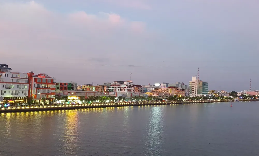 Đầm Đông Hồ lung linh ánh đèn phố thị Hà Tiên về đêm. Ảnh: QUỐC BÌNH