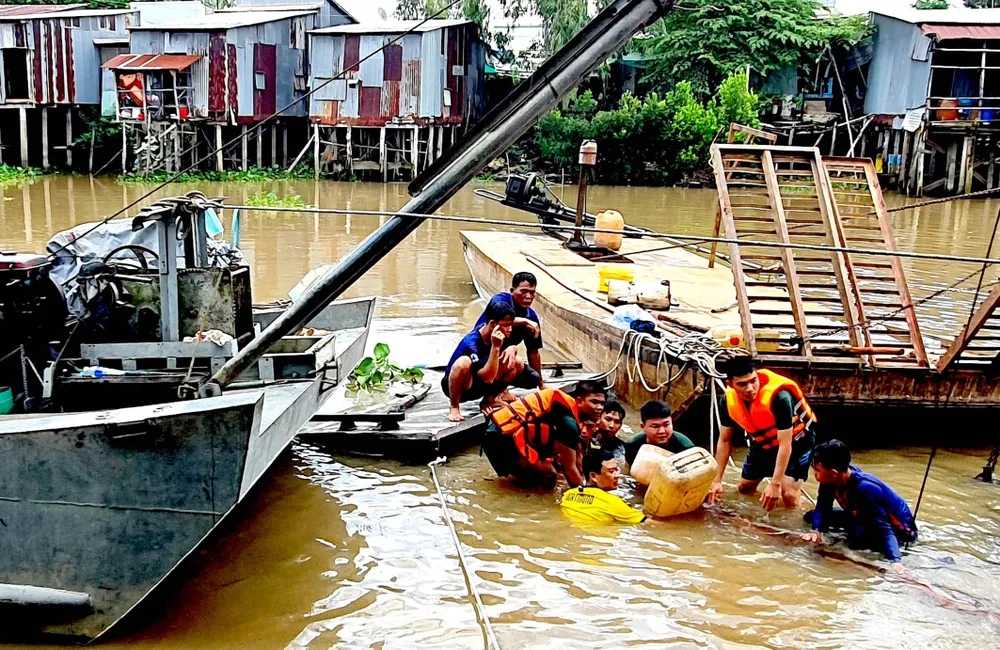 Các lực lượng chức năng và người dân khắc phục hậu quả vụ tai nạn. Ảnh: CHIẾN KHU