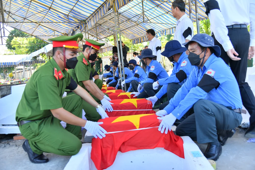 Truy điệu, an táng hài cốt liệt sĩ quân tình nguyện và chuyên gia Việt Nam tại Nghĩa trang liệt sĩ huyện Hòn Đất, Kiên Giang. Ảnh: QUỐC BÌNH