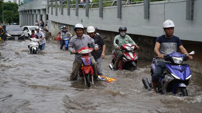 Đường Nguyễn Hữu Cảnh bị ngập sâu. Ảnh: Quốc Hùng