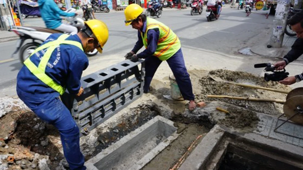 Thi công lắp thí điểm miệng cống thông minh ngăn mùi hôi