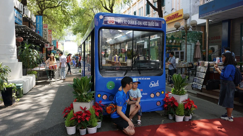 TPHCM ra mắt xe buýt sách ảnh 2 TPHCM ra mắt xe buýt sách ảnh 2