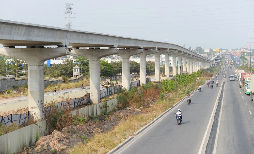 Đoạn đi trên cao của tuyến metro Bến Thành - Suối Tiên cơ bản đã hoàn thành. Ảnh: QUỐC HÙNG