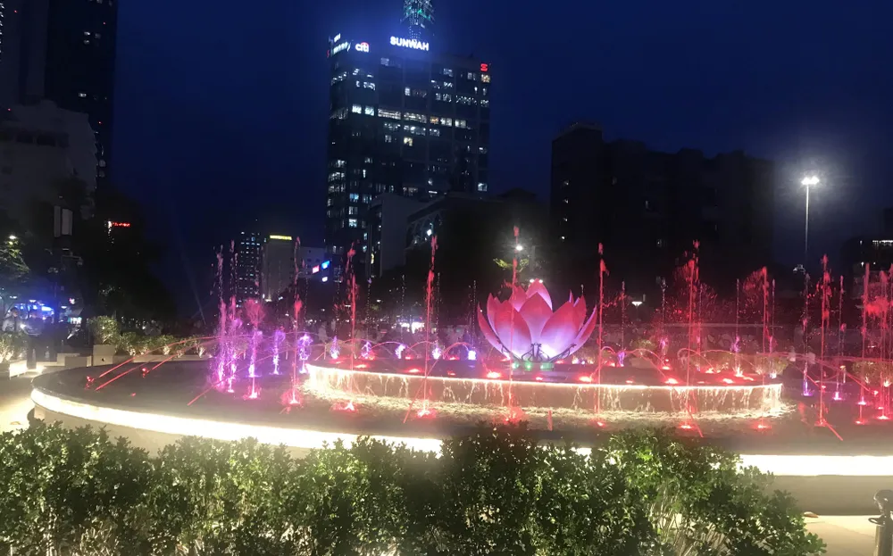 Đưa vào hoạt động đài phun nước nghệ thuật Phố đi bộ Nguyễn Huệ ảnh 4 Đưa vào hoạt động đài phun nước nghệ thuật Phố đi bộ Nguyễn Huệ ảnh 4