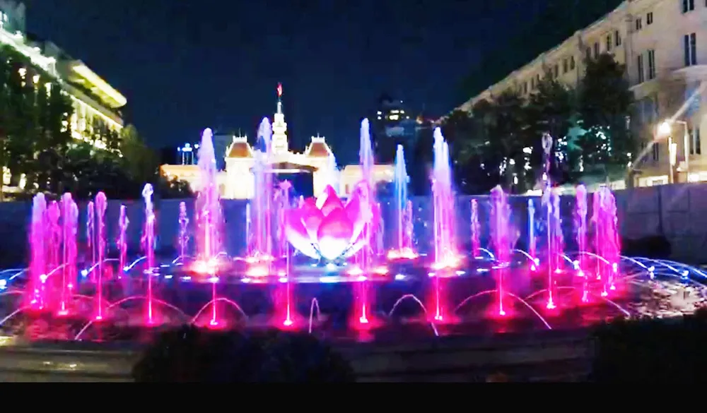 Đưa vào hoạt động đài phun nước nghệ thuật Phố đi bộ Nguyễn Huệ ảnh 3 Đưa vào hoạt động đài phun nước nghệ thuật Phố đi bộ Nguyễn Huệ ảnh 3