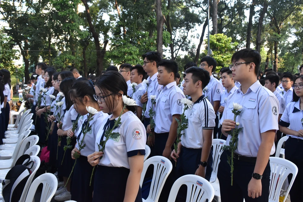 Tưởng niệm nạn nhân tai nạn giao thông: Nhớ người ra đi vì người ở lại ảnh 2 Tưởng niệm nạn nhân tai nạn giao thông: Nhớ người ra đi vì người ở lại ảnh 2