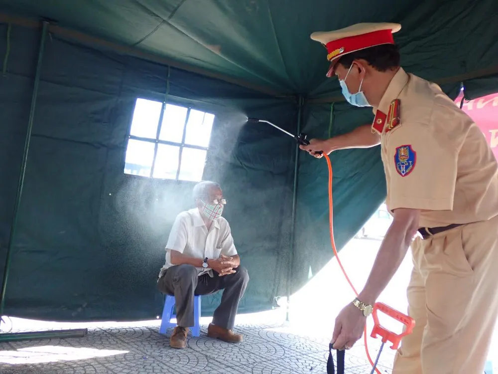 Ra quân chốt chặn kiểm tra thân nhiệt phòng chống dịch Covid-19 ảnh 10