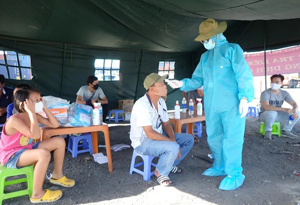 Ra quân chốt chặn kiểm tra thân nhiệt phòng chống dịch Covid-19 ảnh 13